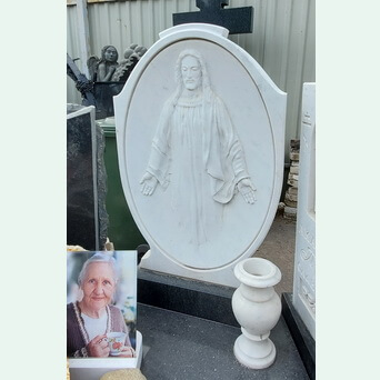 Памятник с барельефом Христа из мрамора